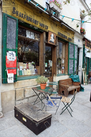 France, ile de france, paris 5e arrondissement, 1 rue de la bucherie, librairie shakespeare & co, livres, anglophones, litterature anglo saxonne, walt whitman.
Date : 2011-2012