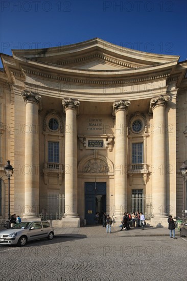 france, region ile de france, paris 5e arrondissement, place du pantheon n12, faculte de droit, ecole, universite de paris, fronton, colonnes.
Date : 2011-2012