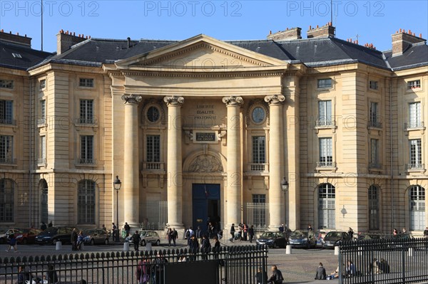 france, region ile de france, paris 5e arrondissement, place du pantheon n12, faculte de droit, ecole, universite de paris, fronton, colonnes.
Date : 2011-2012