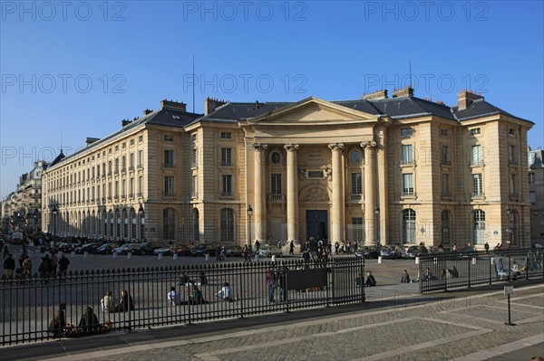 france, region ile de france, paris 5e arrondissement, place du pantheon n12, faculte de droit, ecole, universite de paris, fronton, colonnes.
Date : 2011-2012