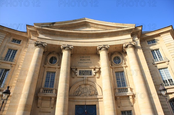 france, region ile de france, paris 5e arrondissement, place du pantheon n12, faculte de droit, ecole, universite de paris, fronton, colonnes.
Date : 2011-2012