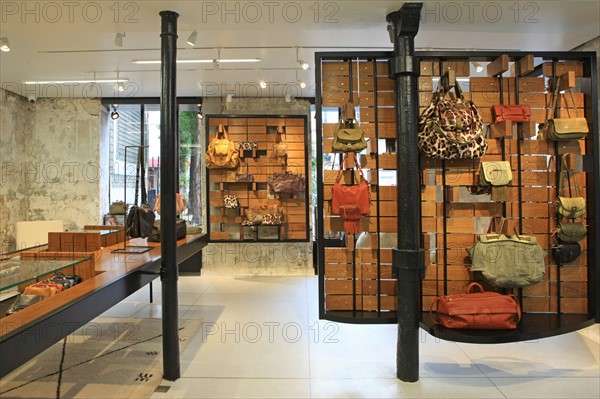 France, ile de france, paris 6e arrondissement, 1 rue jacob, boutique jerome dreyfuss, sacs, mode.
Date : 2011-2012