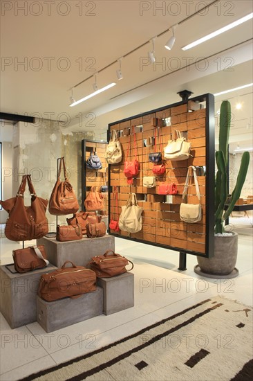 France, ile de france, paris 6e arrondissement, 1 rue jacob, boutique jerome dreyfuss, sacs, mode.
Date : 2011-2012