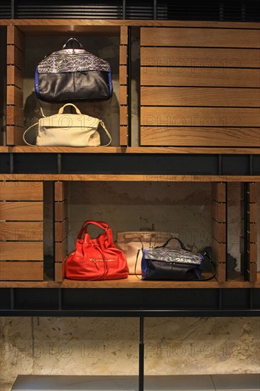 France, ile de france, paris 6e arrondissement, 1 rue jacob, boutique jerome dreyfuss, sacs, mode.
Date : 2011-2012