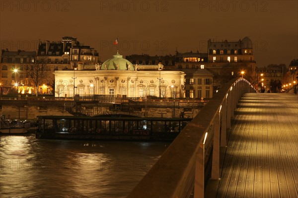 France, ile de france, paris 7e arrondissement, quai anatole france, palais de la legion d'honneur, hotel de salm, rotonde, nuit, passerelle leopold sedar senghor.
Date : 2011-2012