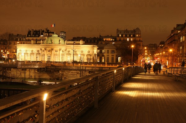 France, ile de france, paris 6e arrondissement, quai anatole france, palais de la legion d'honneur, hotel de salm, rotonde, nuit, passerelle leopold sedar senghor.
Date : 2011-2012