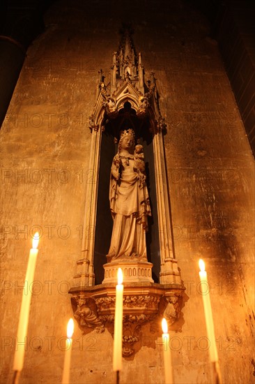 France, ile de france, paris 6e arrondissement, place saint germain des pres, eglise saint germain des pres, religion catholique, interieur, detail vierge a l'enfant dite notre dame de la consolation.
Date : 2011-2012