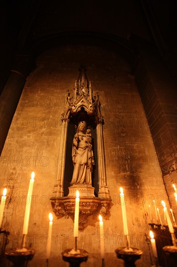 France, ile de france, paris 6e arrondissement, place saint germain des pres, eglise saint germain des pres, religion catholique, interieur, detail vierge a l'enfant dite notre dame de la consolation.
Date : 2011-2012