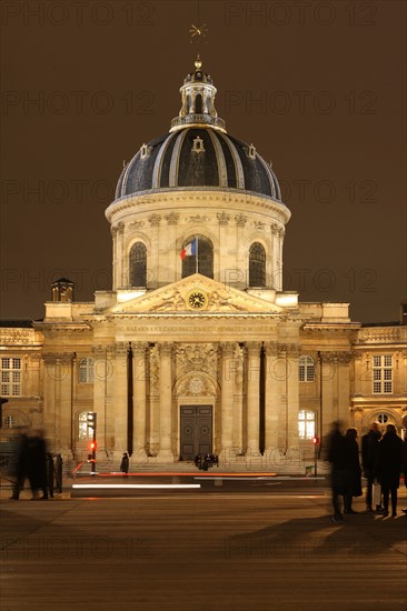 France, ile de france, paris 6e arrondissement, quai de conti et pont des arts, institut de france, coupole, academie francaise.
Date : 2011-2012