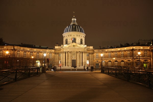 France, ile de france, paris 6e arrondissement, quai de conti et pont des arts, institut de france, coupole, academie francaise, nuit.
Date : 2011-2012