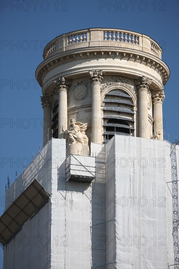 France, ile de france, paris 6e arrondissement, place saint sulpice, eglise saint sulpice, tour nord, travaux, pierre, detail sommet, restauration, echafaudage, baches.
Date : 2011-2012