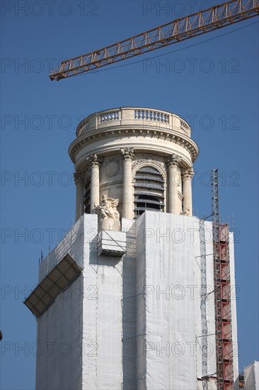 France, ile de france, paris 6e arrondissement, place saint sulpice, eglise saint sulpice, tour nord, travaux, pierre, detail sommet, restauration, echafaudage, baches.
Date : 2011-2012