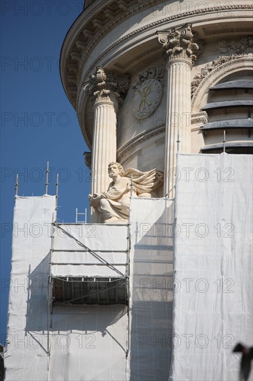 France, ile de france, paris 6e arrondissement, place saint sulpice, eglise saint sulpice, tour nord, travaux, pierre, detail sommet, restauration, echafaudage, baches.
Date : 2011-2012