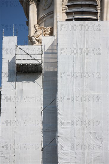 France, ile de france, paris 6e arrondissement, place saint sulpice, eglise saint sulpice, tour nord, travaux, pierre, detail sommet, restauration, echafaudage, baches.
Date : 2011-2012