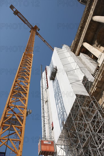 France, ile de france, paris 6e arrondissement, place saint sulpice, eglise saint sulpice, tour nord, travaux, pierre, detail sommet, restauration, echafaudage, baches.
Date : 2011-2012