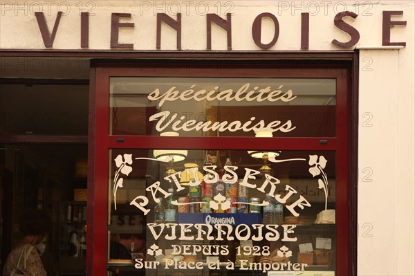 France, ile de france, paris 6e arrondissement, rue de l'Ecole de Medecine, patisserie viennoise.
Date : 2011-2012