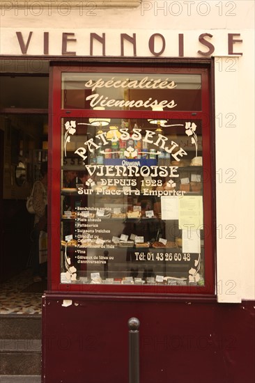 France, ile de france, paris 6e arrondissement, rue de l'Ecole de Medecine, patisserie viennoise.
Date : 2011-2012