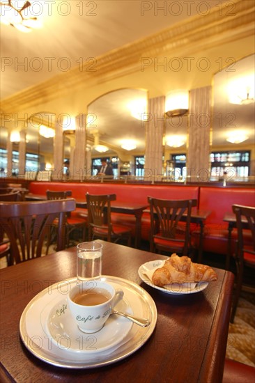 France, ile de france, paris 6e arrondissement, boulevard saint germain des pres, cafe de flore, sartre et beauvoir, table, restauration, brasserie, cafe, croissant.
Date : 2011-2012