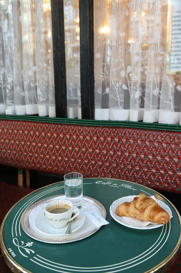 France, ile de france, paris 6e arrondissement, boulevard saint germain des pres, cafe de flore, sartre et beauvoir, table, restauration, brasserie, cafe, croissant.
Date : 2011-2012