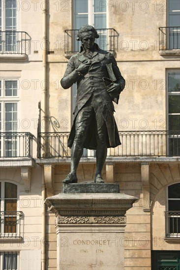 France, paris, quai de conti, bord de Seine statue de condorcet.
Date : 2011-2012