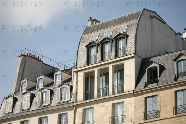 France, paris, quai de conti, bord de Seine immeuble sureleve, toits, lucarnes.
Date : 2011-2012