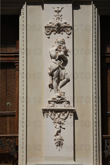 France, ile de france, paris 7e arrondissement, 14 rue vaneau, maison de 1835 neo renaissance, philibert delorme, architecture, decor, renovation, detail sculpture.
Date : 2011-2012