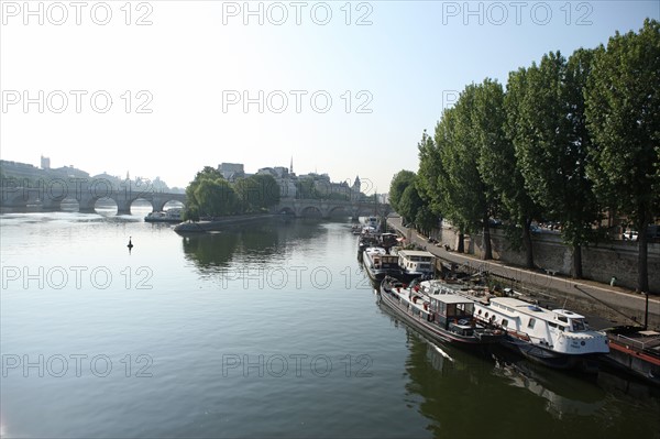 France, ile de france, paris 1e, pont des arts, la Seine passerelle entre louvre et institut de france, vue sur le quai de conti, le pont neuf et la pointe de l'ile de la cite, square du vert galant.
Date : 2011-2012