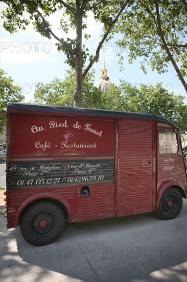 France, ile de france, paris, 7e arrondissement, 45 rue de babylone, restaurant au pied du fouet, camion publicitaire citroen gare pres des invalides.
Date : 2011-2012