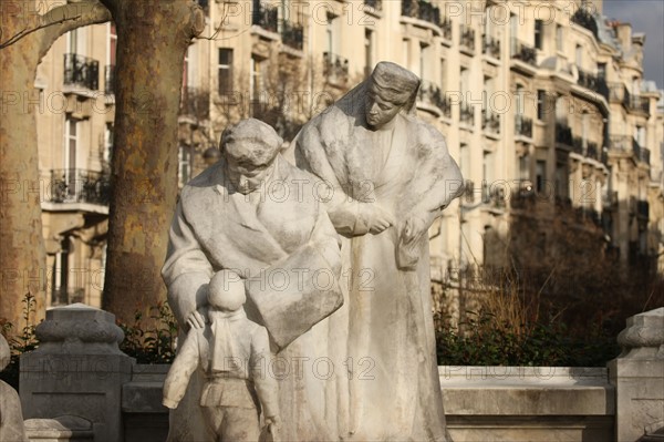 France, ile de france, paris 7e arrondissement, square boucicaut, statue marguerite boucicaut, bon marche.
Date : 2011-2012