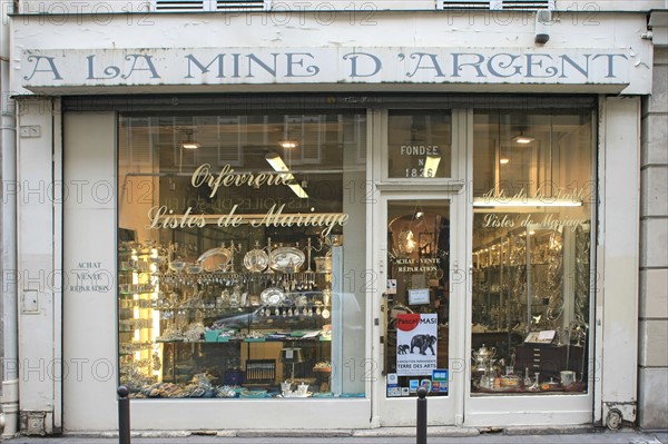 France, ile de france, paris 7e arrondissement, 108 rue du bac, boutique la mine d'argent, mobilier, decoration, argenterie, theieres et chandeliers.
Date : 2011-2012