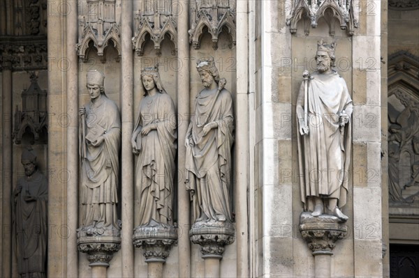 France, ile de france, paris 7e arrondissement,rue saint dominique, square samuel rousseau, basilique sainte clotilde, detail des statues entre les colonnes du portail

Date : 2011-2012