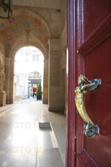 France, ile de france, paris 8e arrondissement, 7 rue tronchet, hotel de pourtales, club sfr, entree, couloir, decor mur, porte et son heurtoir

Date : 2011-2012