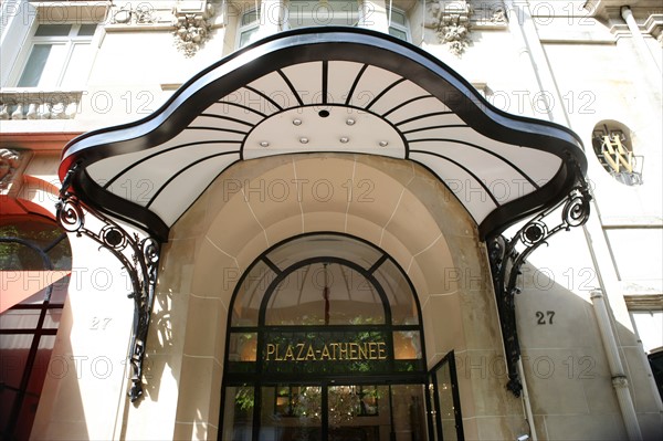 France, ile de france, paris 8e arrondissement, avenue montaigne, hotel plaza athenee, palace, hotellerie de luxe, marlene dietrich
Date : 2011-2012