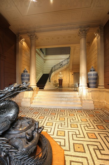 France, ile de france, paris 8e arrondissement, 7 rue velasquez, musee cernuschi, musee des arts asiatiques, mairie de paris, culture, hotel particulier, grand escalier, buste d'henri cernuschi, dragon

Date : 2011-2012