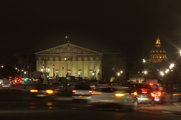 France, ile de france, paris 7e arrondissement, place de la concorde, facade du palais bourbon, assemblee nationale, seine, nuit, dome, circulation de voitures

Date : 2011-2012