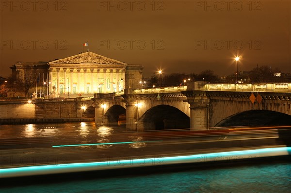 France, ile de france, paris 7e arrondissement, pont de la concorde, facade du palais bourbon, assemblee nationale, seine, nuit, institution,  etat, deputes, pouvoir legislatif, trace de bateau mouche

Date : 2011-2012