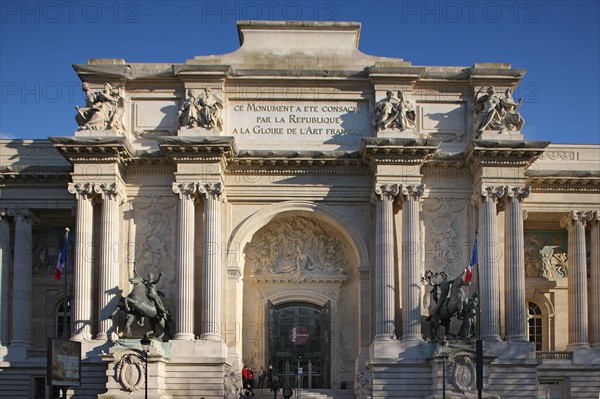 France, ile de france, paris 8e arrondissement, avenue franklin roosevelt, palais de la decouverte, facade sur rue, sculpture, portail

Date : 2011-2012