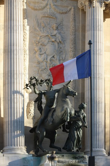 France, ile de france, paris 8e arrondissement, avenue franklin roosevelt, palais de la decouverte, facade sur rue, sculpture, drapeau francais

Date : 2011-2012