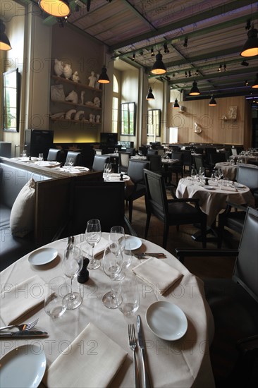France, ile de france, paris 8e arrondissement, avenue winston churchill, le minipalais, restaurant du grand palais, terrasse, colonnes, gastronomie
Date : 2011-2012