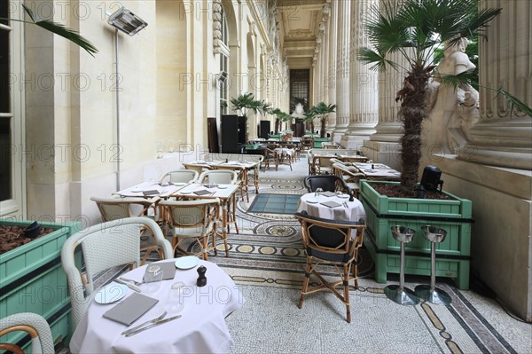 France, ile de france, paris 8e arrondissement, avenue winston churchill, le minipalais, restaurant du grand palais, terrasse, colonnes, gastronomie

Date : 2011-2012