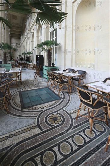 France, ile de france, paris 8e arrondissement, avenue winston churchill, le minipalais, restaurant du grand palais, terrasse, colonnes, gastronomie

Date : 2011-2012