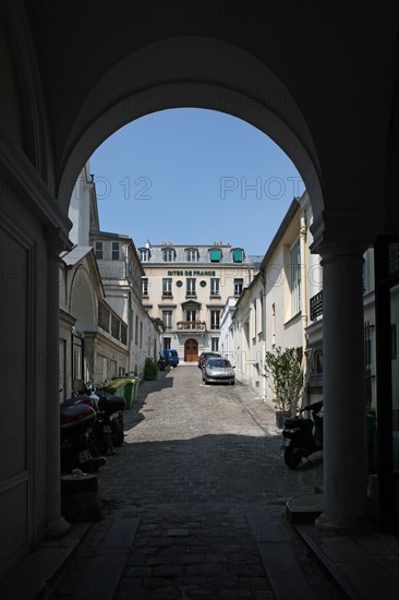 France, ile de france, paris 9e arrondissement, 59 rue saint lazare, ruelle pavee, gites de france, derriere la rue de la tour des dames

Date : 2011-2012