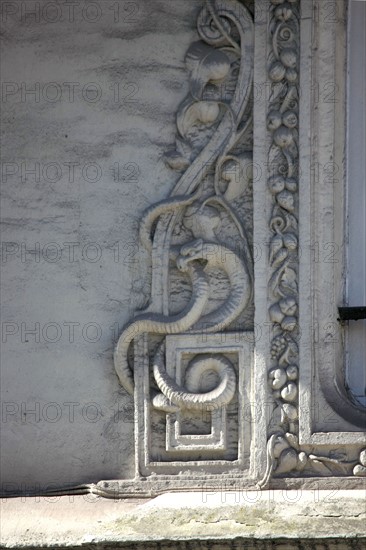 France, ile de france, paris 9e arrondissement, 27 rue victor masse, immeuble neo renaissance, decor, facade, face a l'avenue frochot, detail decor du 1er etage, serpent

Date : 2011-2012