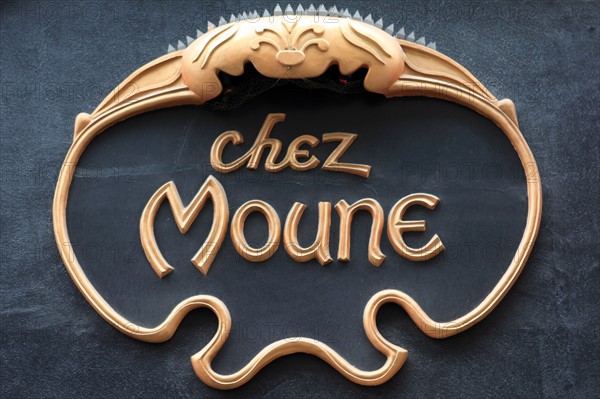 Enseigne "Chez Moune", 54 rue Jean Baptiste Pigalle à Paris