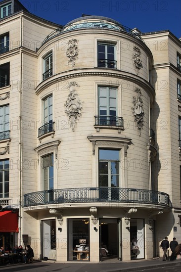 france, region ile de france, paris 9e arrondissement, 1 rue caumartin, 2 boulevard de la Madeleine, angle, rotonde, facade, 18e siecle, sculpture, magasin Habitat.
Date : 2011-2012