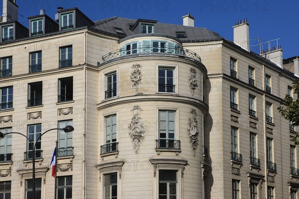 france, region ile de france, paris 9e arrondissement, 1 rue caumartin, 2 boulevard de la Madeleine, angle, rotonde, facade, 18e siecle, sculpture, magasin Habitat. 

Date : 2011-2012