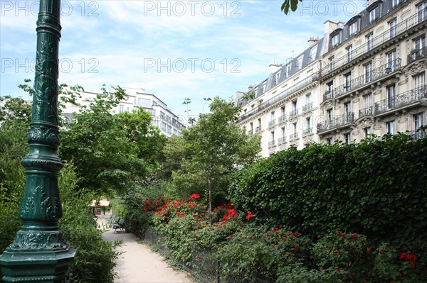 France, ile de france, paris, 10e arrondissement,  rue lafayette, square montholon, espace vert, jardin, rosiers, allee

Date : 2011-2012