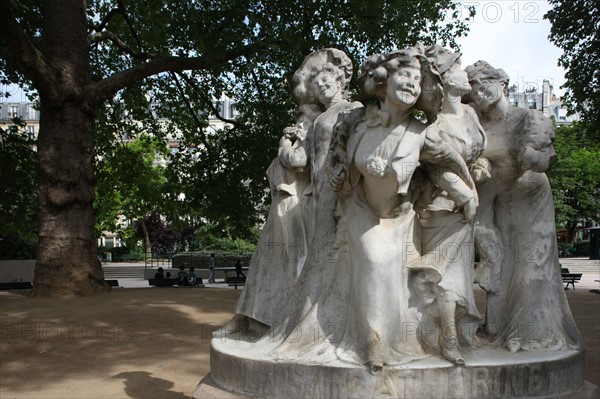 France, ile de france, paris, 10e arrondissement,  rue lafayette, square montholon, espace vert, jardin, un groupe en marbre de Julien Lorieux (1876-1915), intitule La Sainte Catherine de 1908, acquis par la mairie de Paris en 1925.

Date : 2011-2012