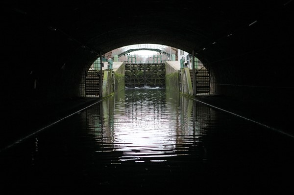 France, ile de france, paris 10e arrondissement, canal saint martin, voute, partie couverte au dessous du boulevard richard lenoir, bastille, bateau canauxrama, eau, transport fluvial

Date : 2011-2012