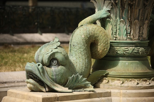 France, ile de france, paris 3e arrondissement, place de la republique, detail d'une fontaine en forme de dauphin

Date : 2011-2012